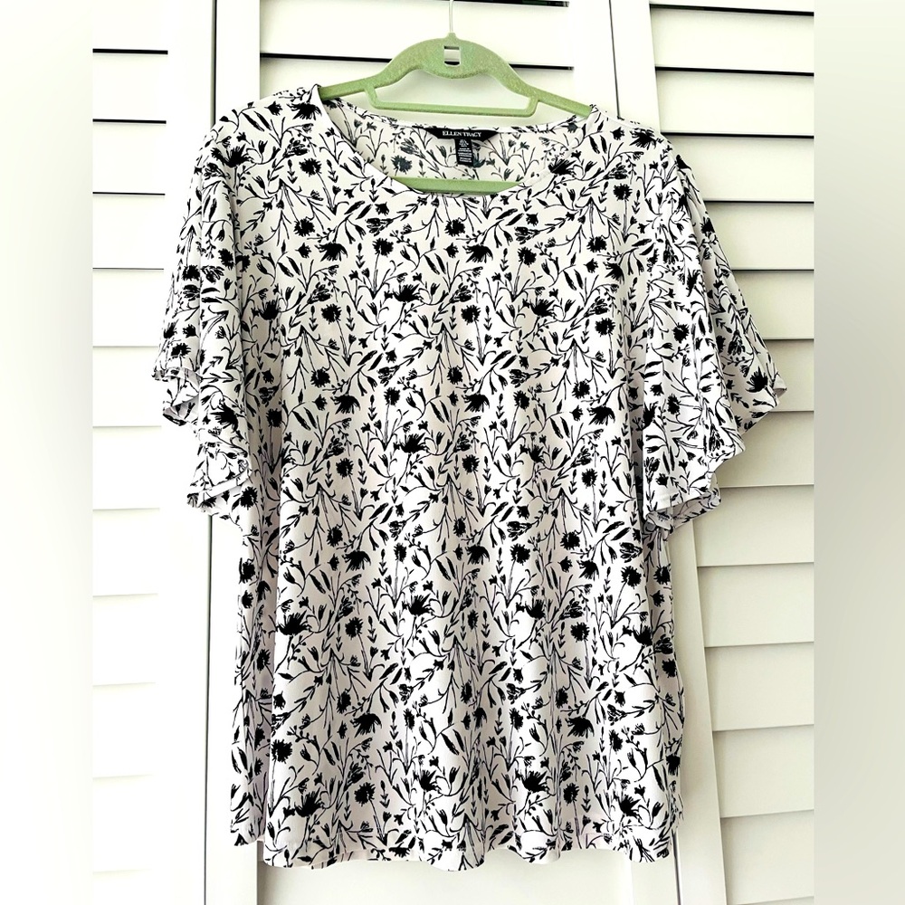Ellen Tracy White/Black Flirty Flutter Sleeve Top - Size L